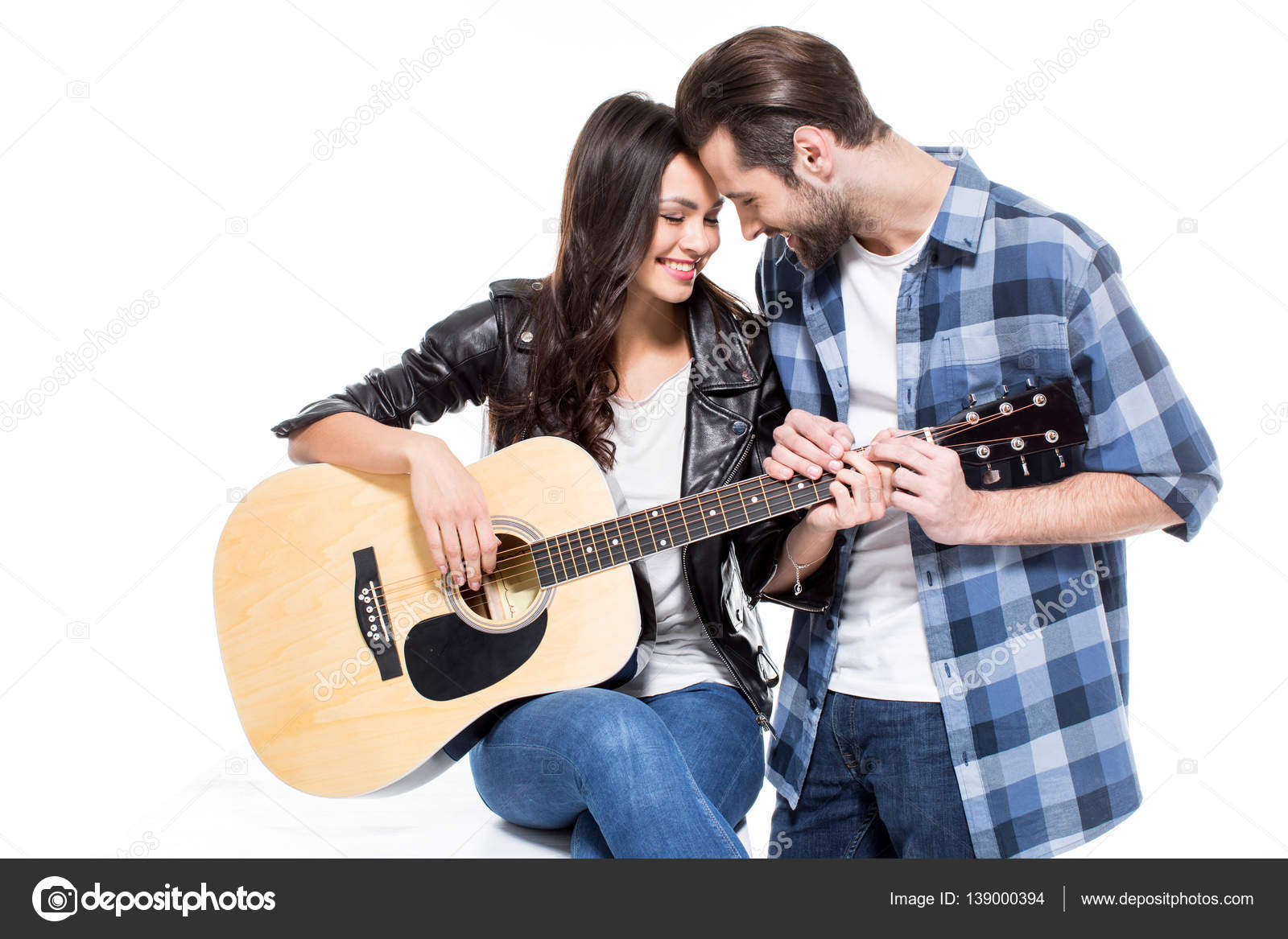 Гитарист трахается с парой поклонниц