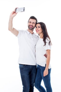 Çift selfie çekiyor.