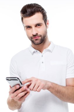 Akıllı telefon kullanan adam