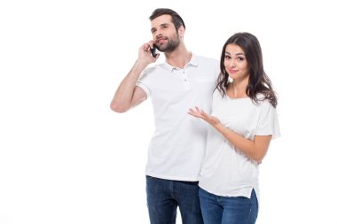 smartphone üzerinde konuşan adam