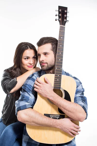 Młoda para z gitarą — Zdjęcie stockowe
