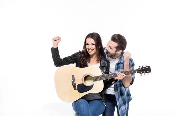 Молодая пара с гитарой — стоковое фото