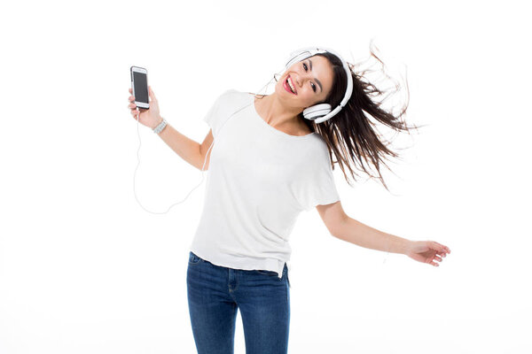 Женщина слушает музыку