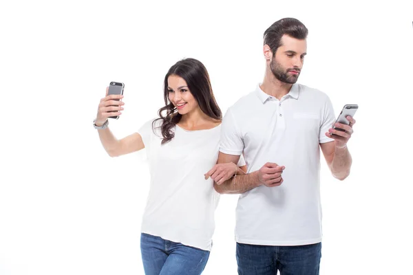 Para przy użyciu smartfonów — Zdjęcie stockowe