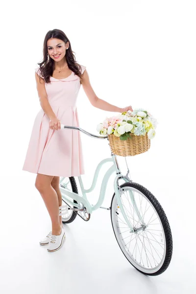 Mujer con bicicleta hipster — Foto de Stock