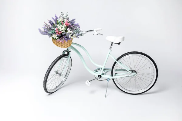 Хипстерский велосипед с корзиной цветов — стоковое фото