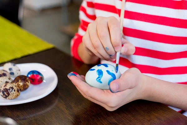 Menina pintura ovo de Páscoa — Fotografia de Stock