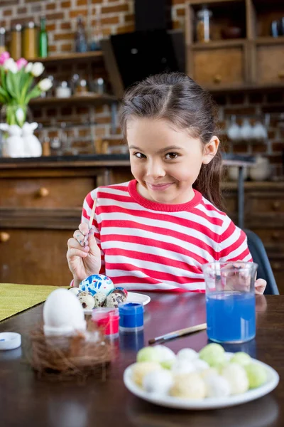 Girl painting easter eggs — Free Stock Photo