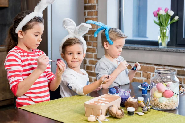 A gyerekek a húsvéti tojásfestés — Stock Fotó