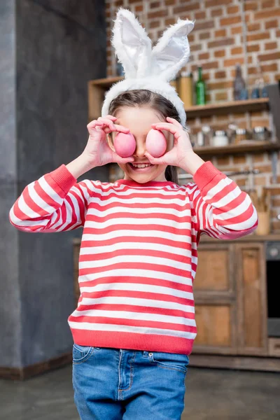 Girl holding easter eggs — Stock Photo, Image