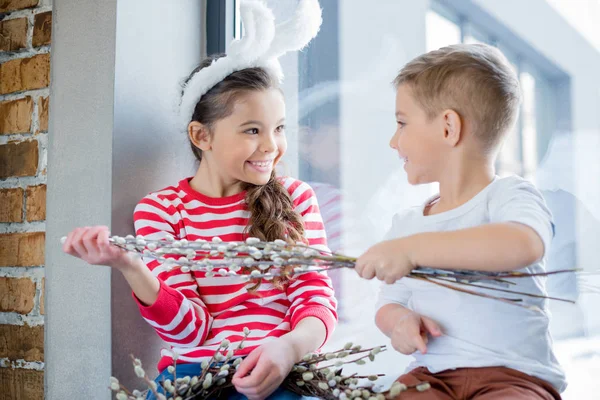 Menino e menina com catkins — Fotografia de Stock