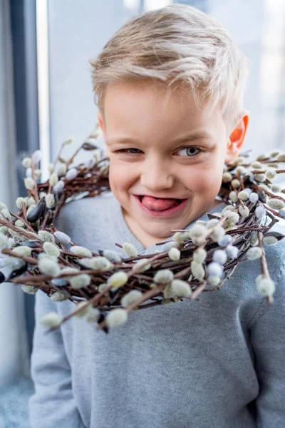 Αγόρι με catkins στεφάνι — Φωτογραφία Αρχείου