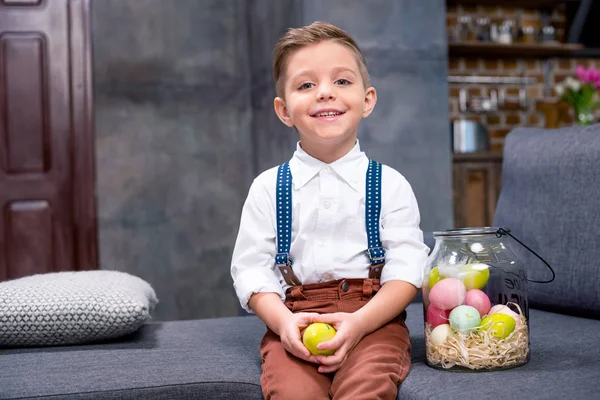 Kleiner Junge mit Ostereiern — Stockfoto