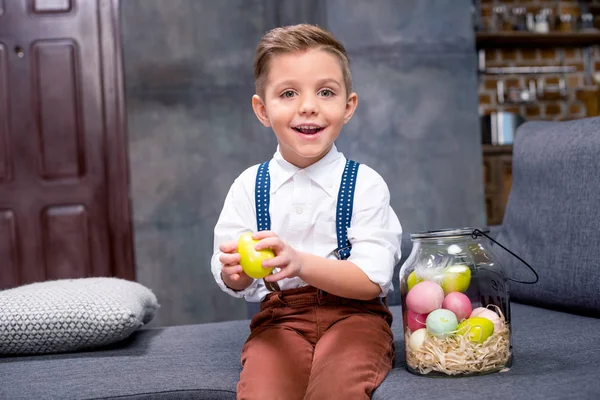 Kleiner Junge mit Ostereiern — Stockfoto