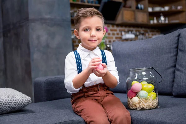 Menino com ovos de Páscoa — Fotografia de Stock