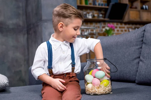 Мальчик с пасхальными яйцами — стоковое фото