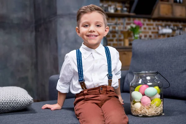 Niño pequeño con huevos de Pascua — Foto de Stock