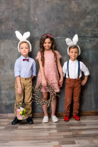 Barnen i bunny öron — Stockfoto