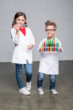 Test tüpleri tutan çocuklar