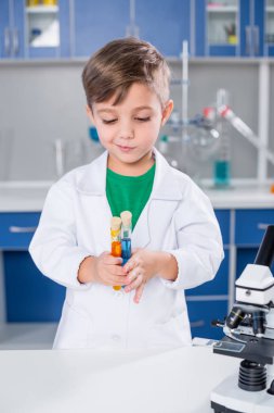 Çocuk holding test tüpleri