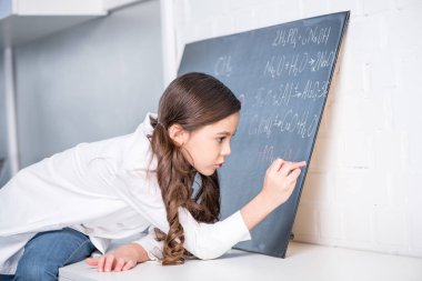 Küçük kız yazma kimyasal formülü