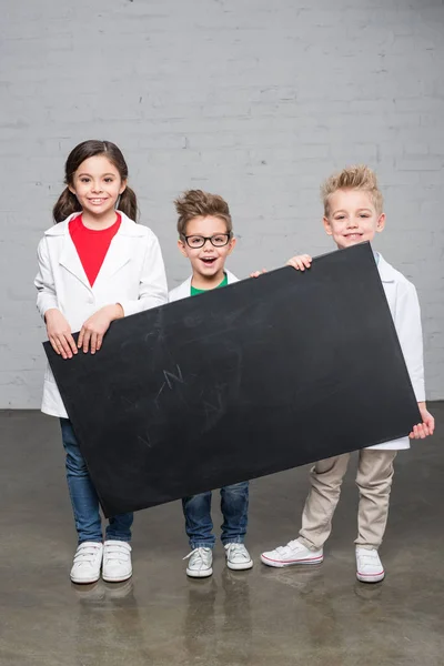 Τα παιδιά κρατώντας μαυροπίνακα — Φωτογραφία Αρχείου