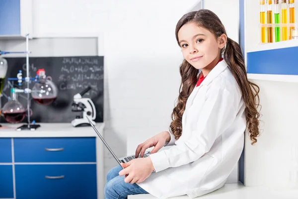 Girl using laptop — Free Stock Photo