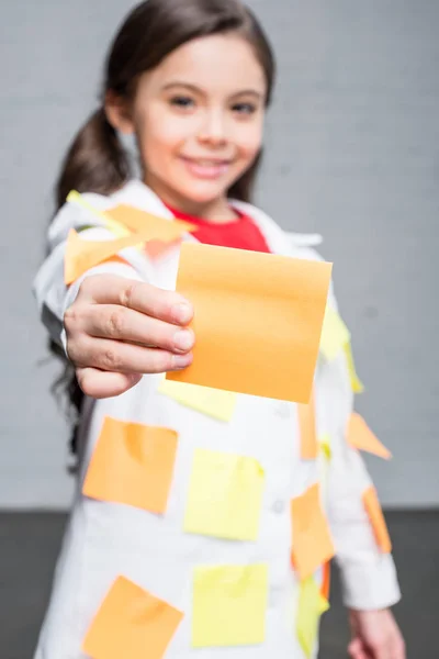 Girl holding sticky note — Stock Photo, Image