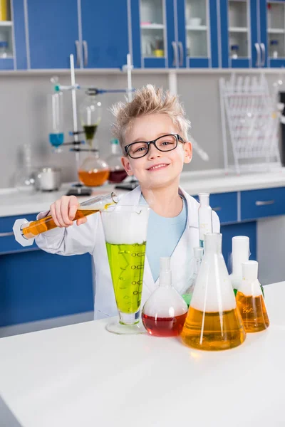 Ragazzo che fa esperimento — Foto Stock