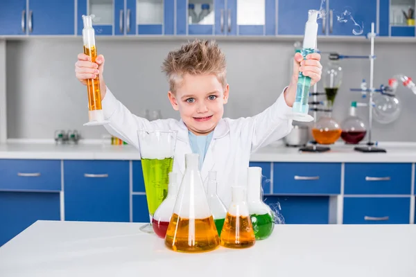 Pojken gör experiment — Stockfoto