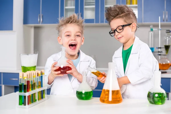 Niños en laboratorio químico — Foto de Stock