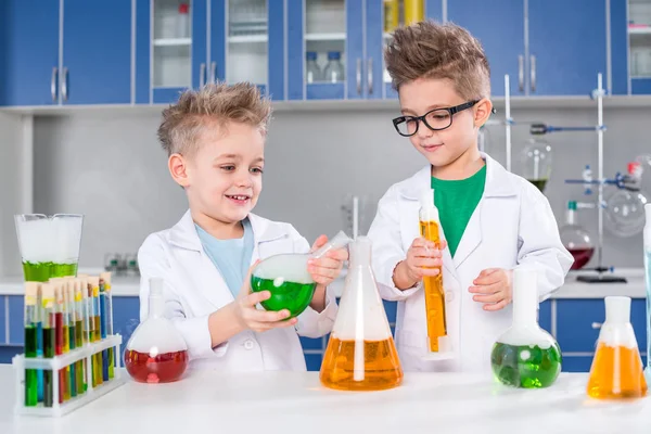 Niños en laboratorio químico — Foto de Stock