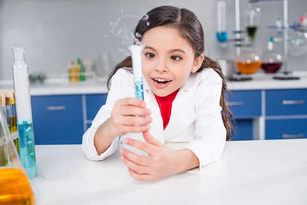 Chica en laboratorio químico — Foto de Stock