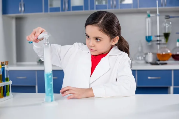 Chica en laboratorio químico — Foto de Stock