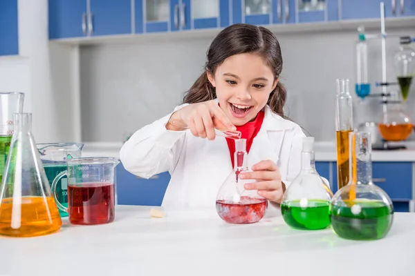 Ragazza in laboratorio chimico — Foto Stock