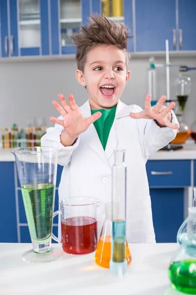 Хлопчик в хімічній лабораторії — стокове фото