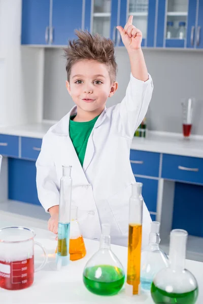 Ragazzo in laboratorio chimico — Foto Stock