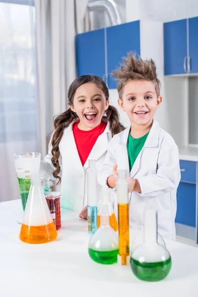 Dzieci w laboratorium chemicznym — Zdjęcie stockowe