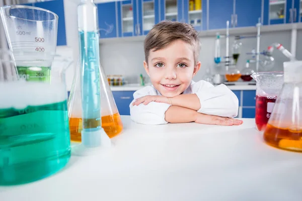 Ragazzo in laboratorio chimico — Foto Stock