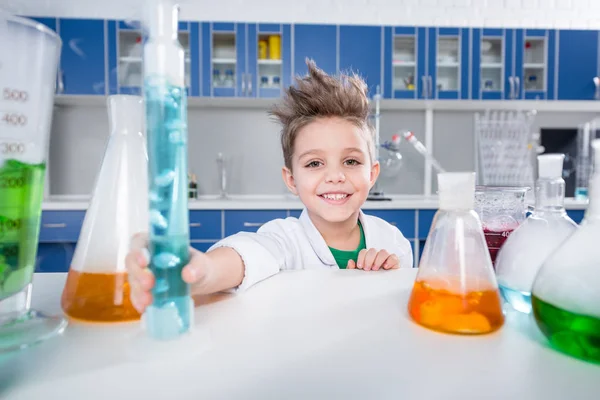 Ragazzo in laboratorio chimico — Foto Stock