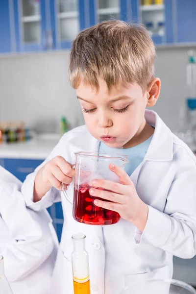 Ragazzo in laboratorio chimico — Foto Stock