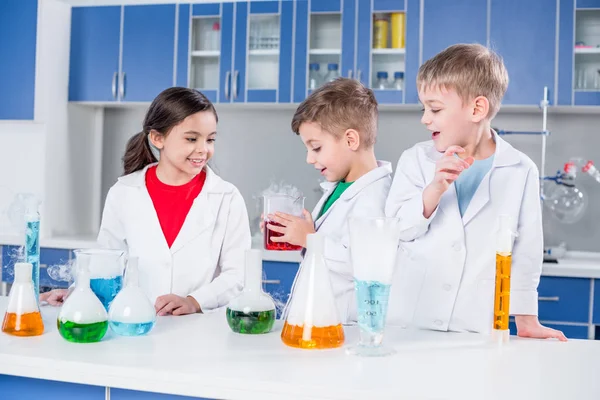 Bambini in laboratorio chimico — Foto Stock