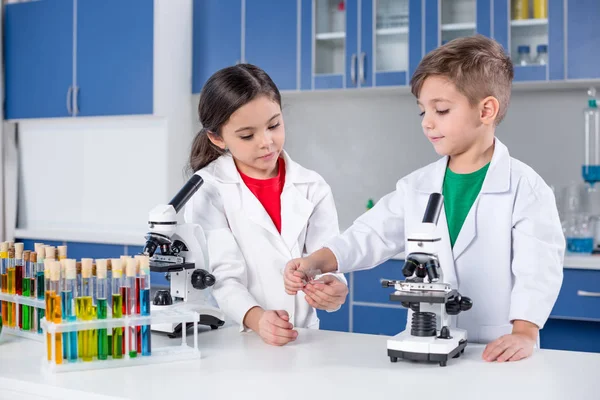 Niños en laboratorio químico — Foto de Stock