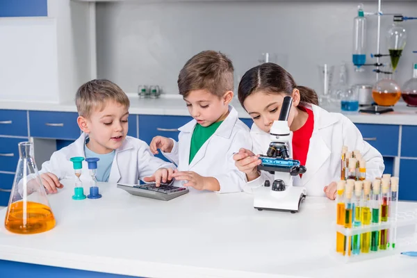 Barn i kemiska laboratorium — Stockfoto