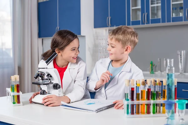 Barn i kemiska laboratorium — Stockfoto