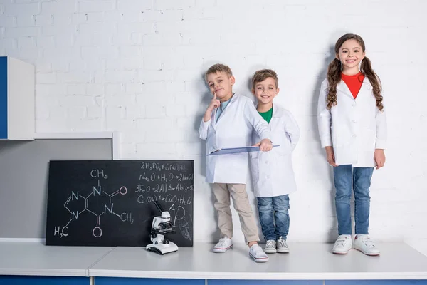 Bambini in laboratorio chimico — Foto Stock