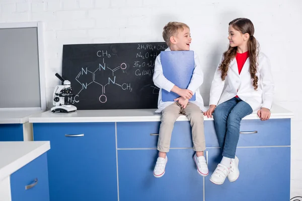 Niños en laboratorio químico — Foto de Stock