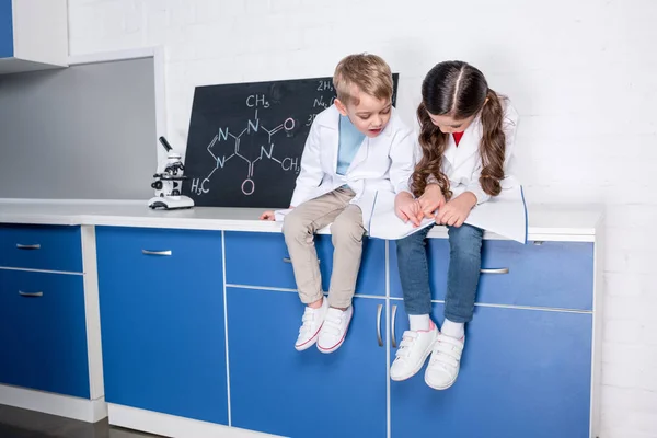 Barn i kemiska laboratorium — Stockfoto