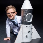 Malý chlapec s raketou