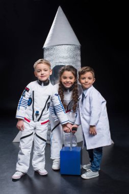 Astronotlar oynayan çocuklar